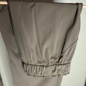 Lululemon on the fly stretch tan size 10